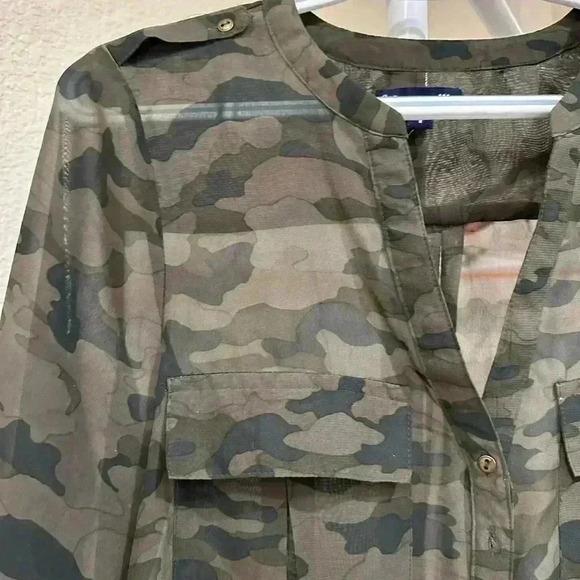 - - Gap Camo Blouse Long Sleeved in size S, Pre-Owned - Picture 5 of 5